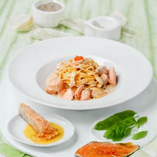 Фетучини с лососем в сливочном соусе