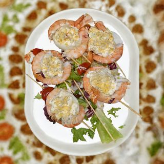 61. Brocheta De Langostinos Con Huevo Duro Y Mahonesa