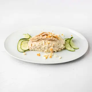 Ensaladilla rusa tradicional con bonito del Norte.