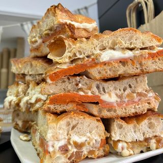 Focaccia de sabrosada, queso crema y cebolla caramelizada 