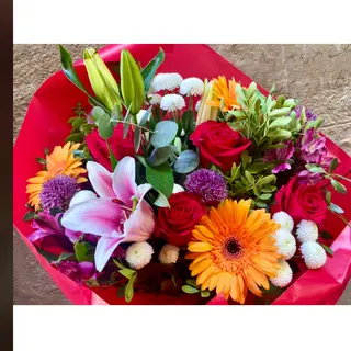 Ramo con flor en distintos colores y 4 rosas rojas