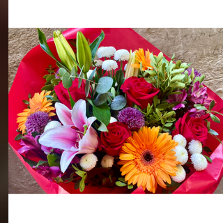 Ramo con flor en distintos colores y 4 rosas rojas