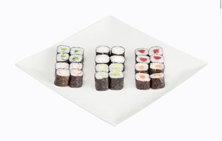 140-Makis de salmón, atún, aguacate, queso, surimi y pepino