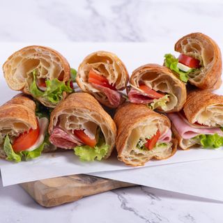 Кроасандвичи с различни пълнежи, нарязани на две. Кутия от 10 бр. 