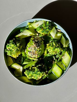 Зелений салат з едамаме, авокадо і шпинатом