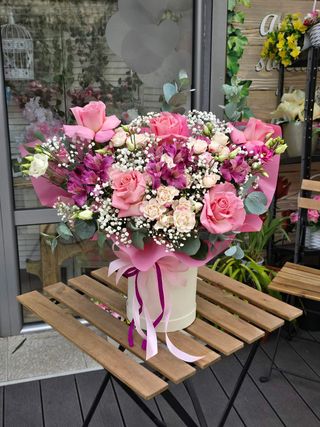 Boks sa 5 ruža, 4 tros ruže, 3 alstromerije, 3 lizijantusa, gipsofilom i eukal