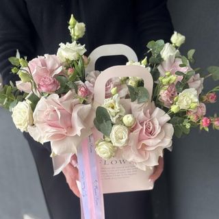 Мікс ніжно-рожевих квітів в декоративній сумці