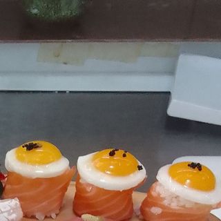 Gunkan Salmão Uzura 6 Unidades