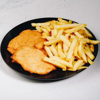 Panirani pileći file sa pomfritom