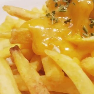 Patatas fritas con queso 