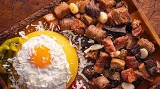 Tochitura de porc cu mamaliguta ou si branza