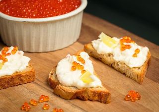 Tapas de icre de pastrav