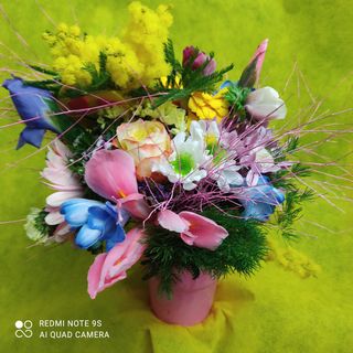 Vaso di ceramica con bouquet 