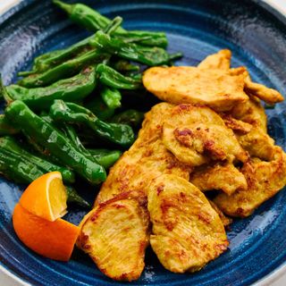 Grilovani pileći file u  curry sosu