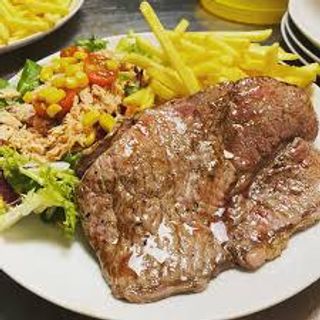 Filete De Ternera Con Ensalada y patatas