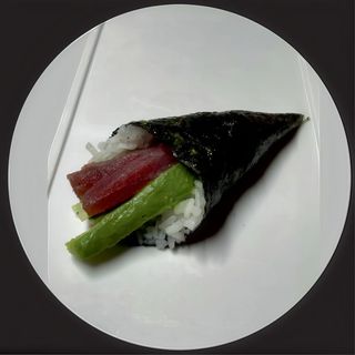 81 Temaki De Aguacate Y Atún Con Salsa (1 Ud.)