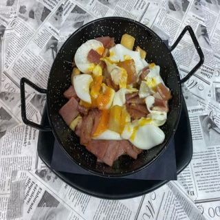 Ración De Huevos Rotos Con Bacon