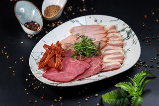 Мясное ассорти из домашних копченостей
