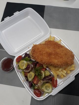 Kotlet drobiowy z frytkami i świeża mieszanka sałat