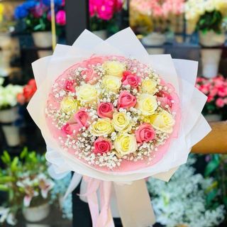 Rose misto con gipsofila 