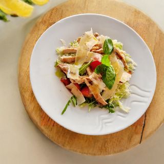 Toplo-hladna salata s piletinom