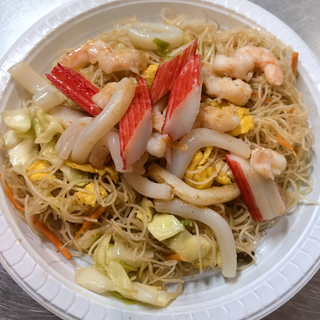 Spaghetti di riso con frutti di mare