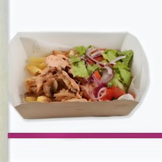 Донер с говядиной на тарелке с фри