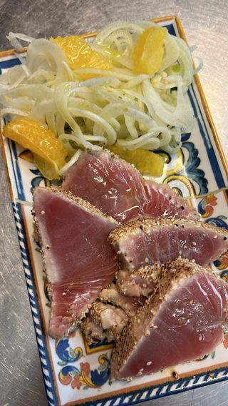 Tagliata di tonno crosta di sesamo, finocchi e arance