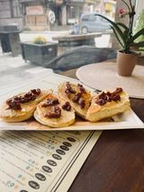 Брускети с хумус и сушени домати