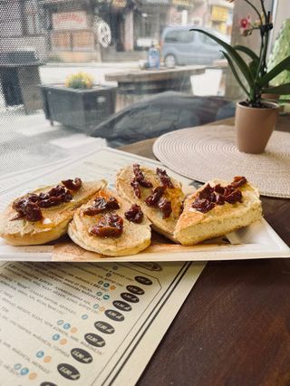 Брускети с хумус и сушени домати