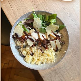 Кускус з куркою, вяленими томатами та зеленню (400г)