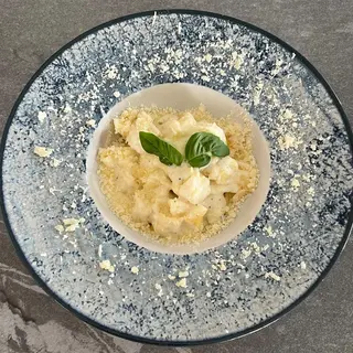 FAGOTTI RELLENO DE QUESO Y PERA CON SALSA 4 QUESOS