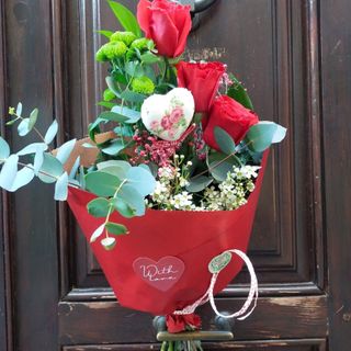 Ramo Natural De Tres Rosas Rojas Y Verdes Variados