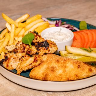 Gyros de pui cu legume şi tzatziki 