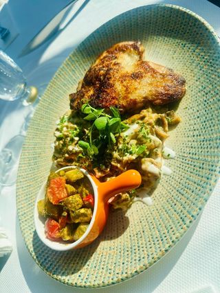 Pulpa dezosata de pui cu sote de ciuperci si muraturi picante