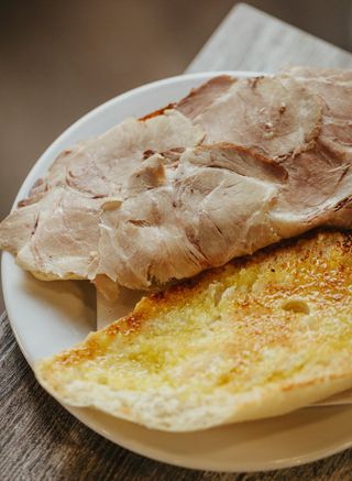 Tostada con carne mechada