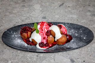 PAPANAȘI CU SMÂNTÂNĂ ȘI DULCEAȚĂ (de vișine, afine)