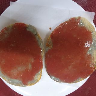 Tostada de roquefort y tomate 