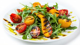 Градински домати с печени червени чушки