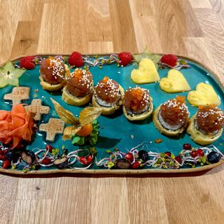 Chrupiące kanapeczki z tatarem z tuńczyka 