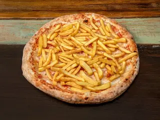Pizza con pomodoro, mozzariso, patate e cipolla