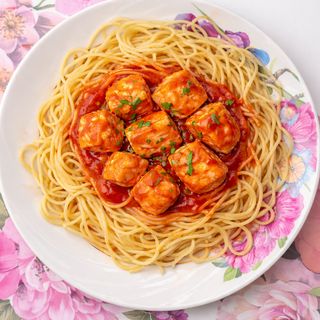 Спагетти с горбушей и кетчупом