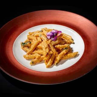Penne con salmone, panna e pomodoro