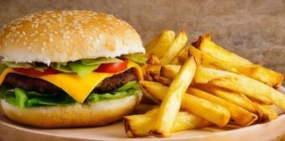 Hamburger e patatine fritte