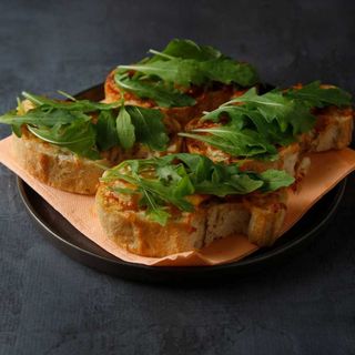 Bruschetta de chouriço e rúcula