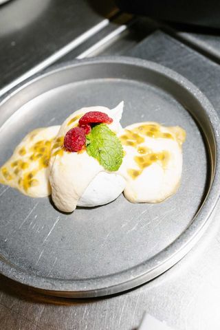 Pavlova de Maracuyá con Frambuesas
