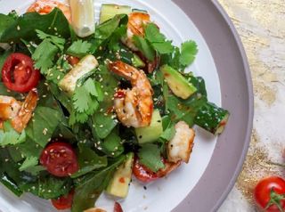 Салат с креветками и авокадо