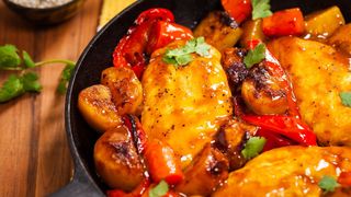 Pollo saltato con patate e peperone piccante