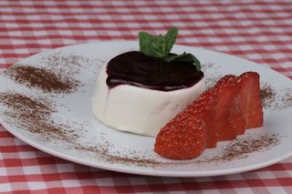 Panna cotta con salsa de frutas del bosque