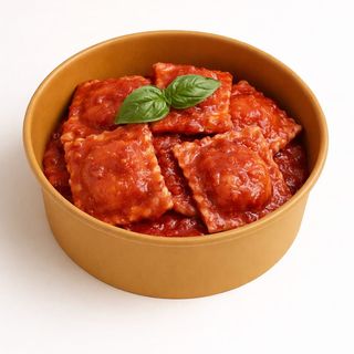 Ravioli di guancia di manzo al vino con passata di pomodoro e basilico